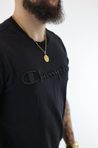 T-Shirt Preta logo bordado Champion